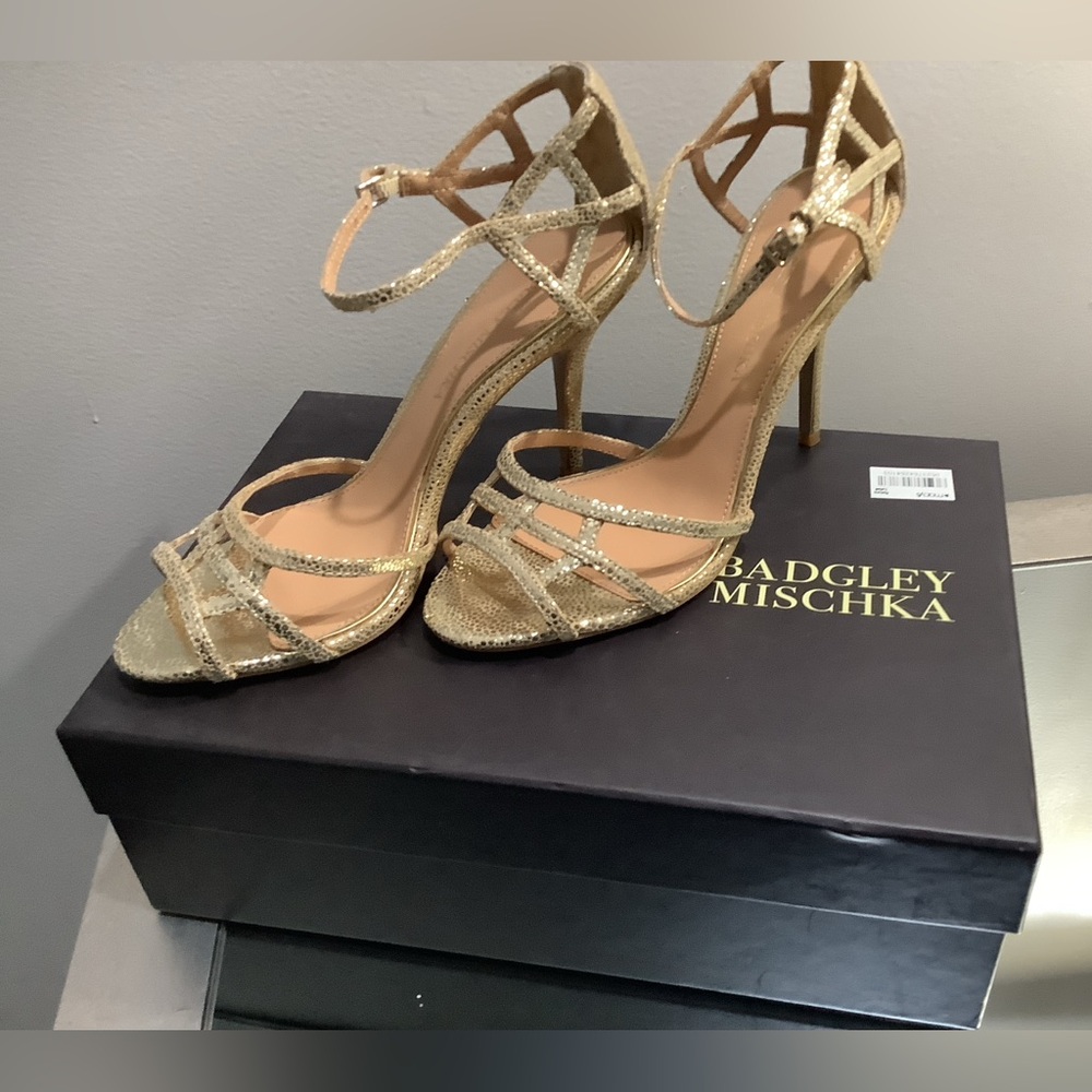 NEW Badgley Mischka Kerrington 
Size 71/2  Color GLTMED